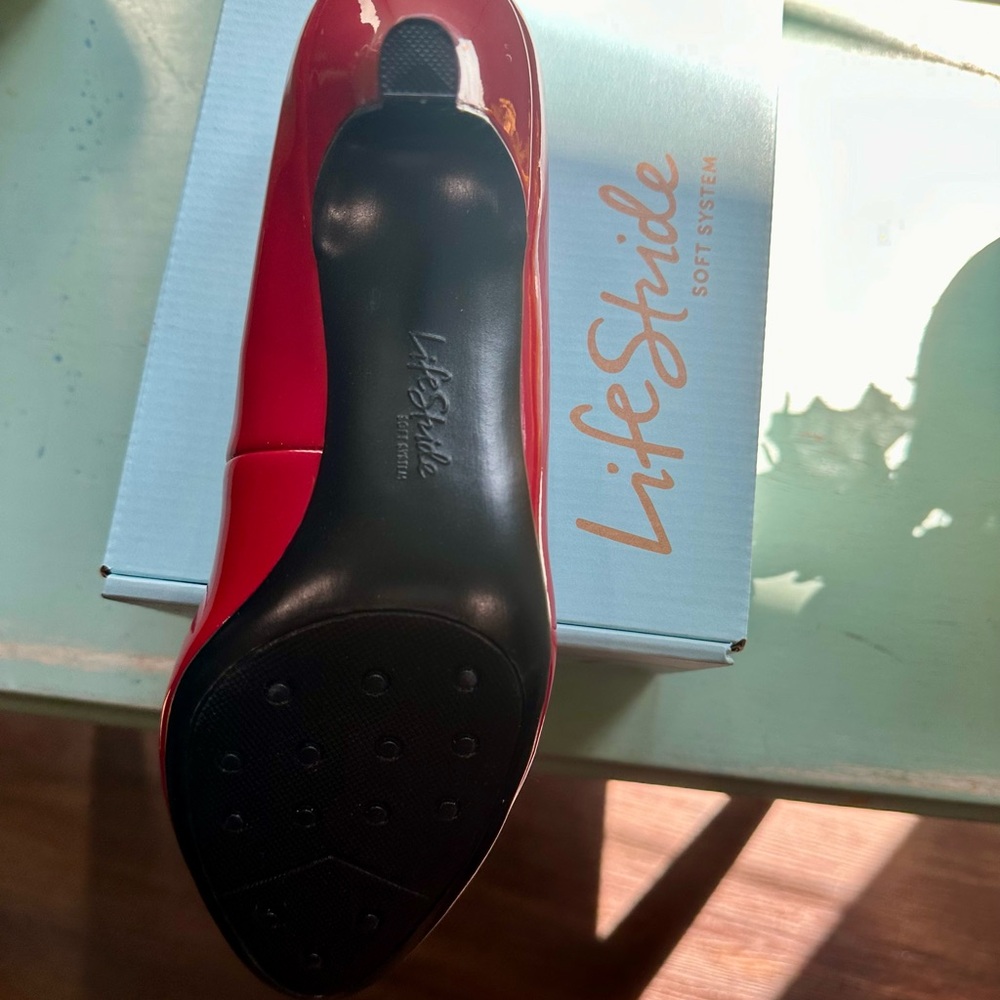 Brand New Red Life Stride Parigi pumps Sz 8W